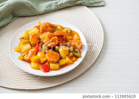 Stir-fried sweet and sour with fried shrimp 113985620