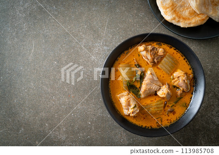 Chicken curry soup with roti 113985708