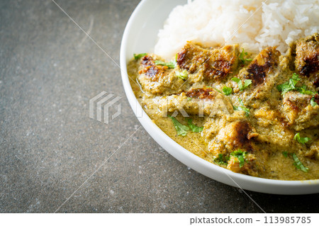 Afghani chicken in green curry or Hariyali tikka chicken hara masala with rice 113985785
