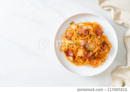 stir-fried spaghetti with kimchi and bacon 113985818