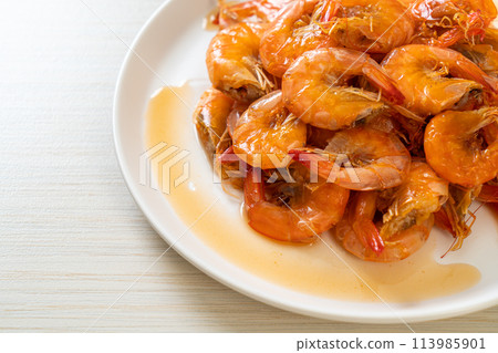 Sweet shrimps is Thai dish which cooks with fish sauce and sugar 113985901