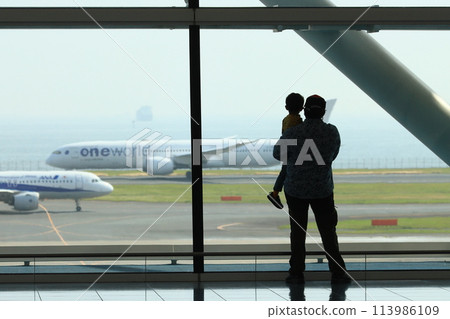 羽田機場第2航廈國際線大廳 看著飛機的旅客 家長與孩子 113986109