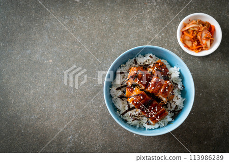 eel rice bowl or unagi rice bowl 113986289