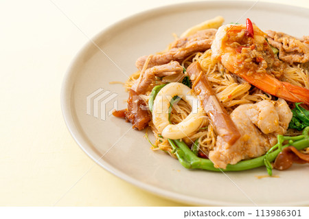 Stir-fried rice vermicelli and water mimosa with mix meat 113986301