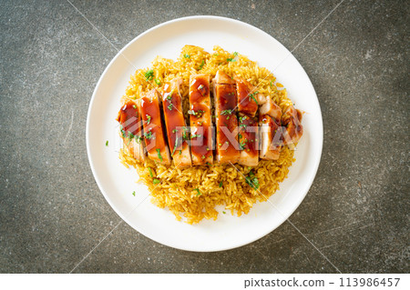 grilled sweet and chilli chicken with curry rice 113986457