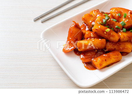 Korean rice cake stick with sausage in spicy sauce - Tteokbokki 113986472