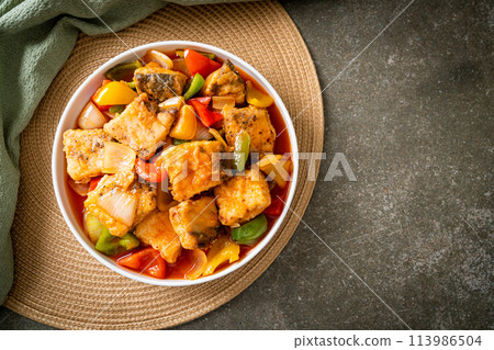 fish stew with tomato and pepper 113986504