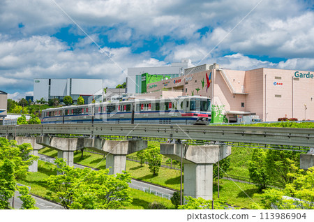 Osaka Monorail Saito Line train departing Saito-Nishi Station Osaka Monorail Saito Line train departing Saito-Nishi Station 113986904