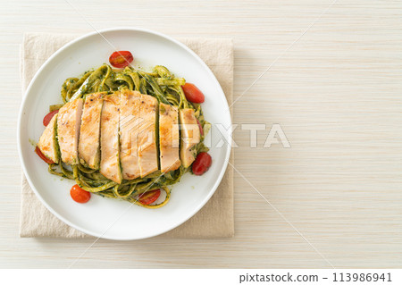 fettuccine spaghetti pasta in pesto sauce with grilled chicken fettuccine spaghetti pasta in pesto sauce with grilled chicken 113986941