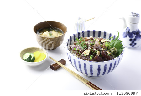 Pickled raw bonito rice bowl (white background) Pickled raw bonito rice bowl (white background) 113986997