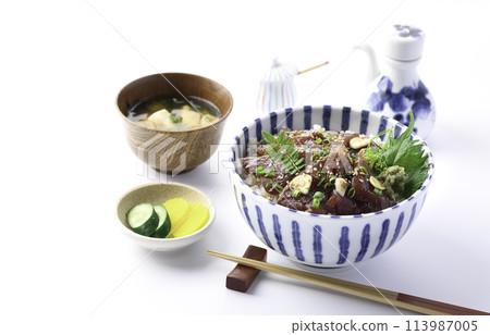 Pickled raw bonito rice bowl (white background) Pickled raw bonito rice bowl (white background) 113987005