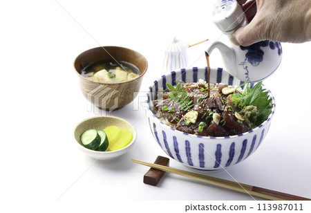 Pickled raw bonito rice bowl (white background) 113987011