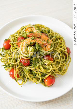Spaghetti with prawns or shrimps in homemade pesto sauce Spaghetti with prawns or shrimps in homemade pesto sauce 113987014