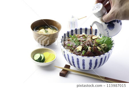 Pickled raw bonito rice bowl (white background) 113987015