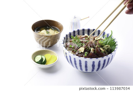 Pickled raw bonito rice bowl (white background) Pickled raw bonito rice bowl (white background) 113987034