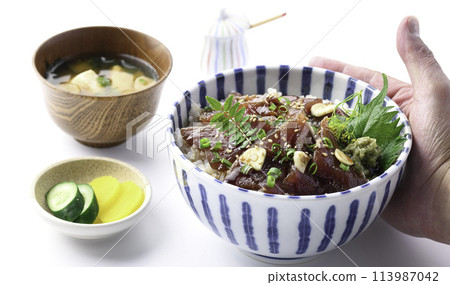 Pickled raw bonito rice bowl (white background) 113987042