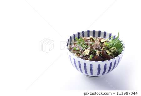 Pickled raw bonito rice bowl (white background) 113987044