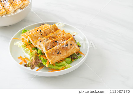 teriyaki tofu salad with sesame 113987170