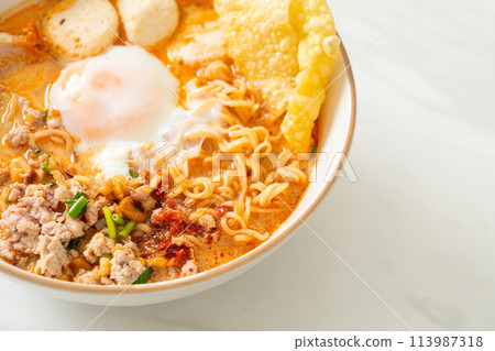 instant noodles with pork and meatballs in spicy soup 113987318