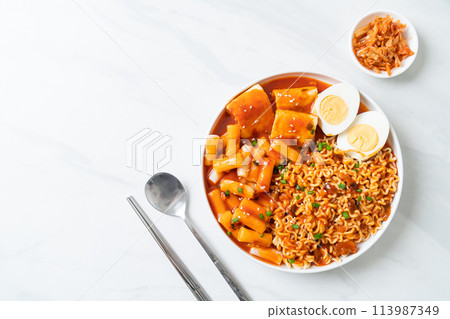 Korean instant noodles with Korean rice cake and fish cake and boiled egg 113987349