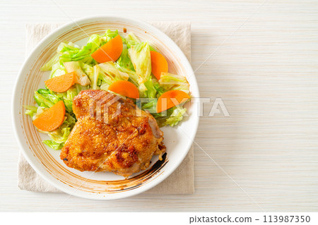 teppanyaki chicken steak with cabbage and carrot 113987350