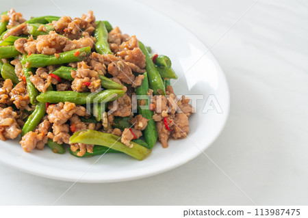 stir-fried french bean or green bean with minced pork 113987475