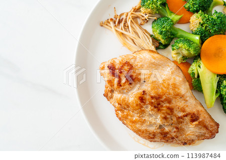 grilled chicken steak with vegetable 113987484