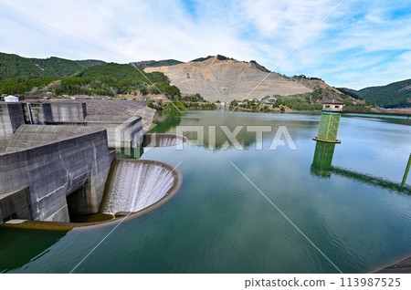 [滋賀縣] 青戶水壩的供水口呈半圓形。那裡有很多櫻花盛開，那是一個非常美麗的壩湖。 113987525