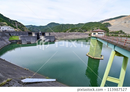 [滋賀縣] 青戶水壩的供水口呈半圓形。那裡有很多櫻花盛開，那是一個非常美麗的壩湖。 113987527