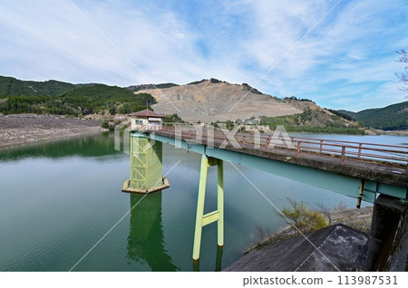 [滋賀縣] 青戶水壩的供水口呈半圓形。那裡有很多櫻花盛開，那是一個非常美麗的壩湖。 113987531