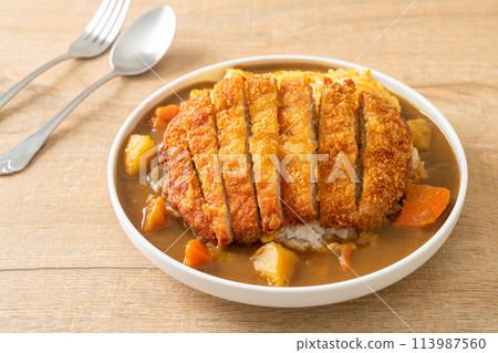 curry rice with fried pork cutlet and creamy omelet 113987560