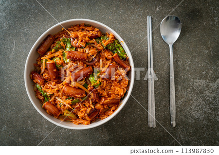 Stir-fried squid or octopus with Korean spicy sauce rice bowl 113987830