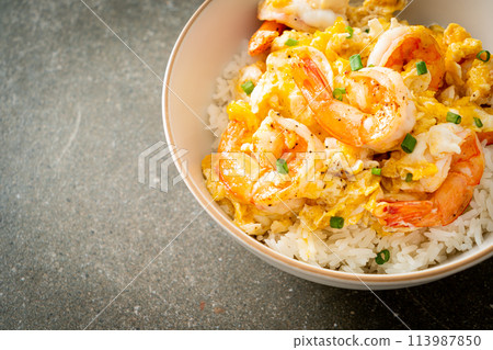 creamy omelet with shrimps rice bowl creamy omelet with shrimps rice bowl 113987850
