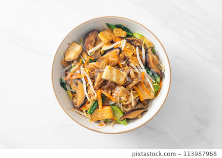stir-fried noodles with tofu and vegetables 113987968