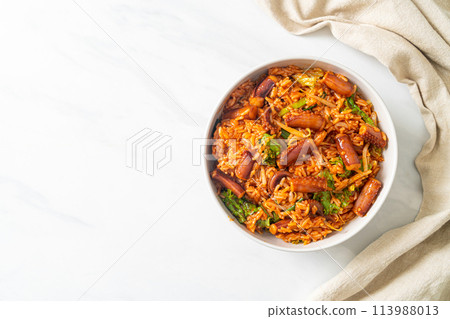 Stir-fried squid or octopus with Korean spicy sauce rice bowl 113988013