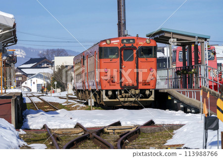 Tarako-colored train on the Johana Line Tarako-colored train on the Johana Line 113988766
