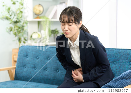 A woman who has a stomach ache before going to work 113988957