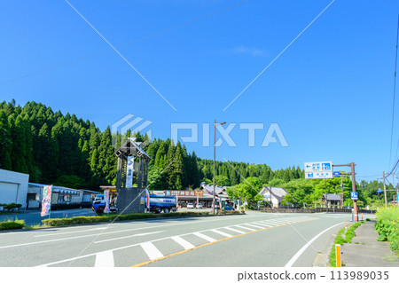 Scenery of the roadside station area lit up by the light of the bright spring sky (Roadside Station, Namino, Kaguraen) Aso Namino Scenery of the roadside station area lit up by the light of the bright spring sky (Roadside Station, Namino, Kaguraen) Aso Namino 113989035