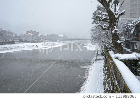 白雪皚皚的城下町金澤，橫跨淺野川的梅之橋 113989063