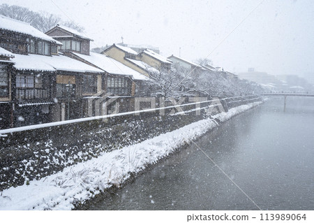 Snow falling in castle town Kanazawa: Kazuemachi teahouse district and Asano River Snow falling in castle town Kanazawa: Kazuemachi teahouse district and Asano River 113989064
