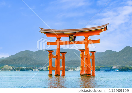 Hiroshima Itsukushima Shrine, large torii gate 113989109