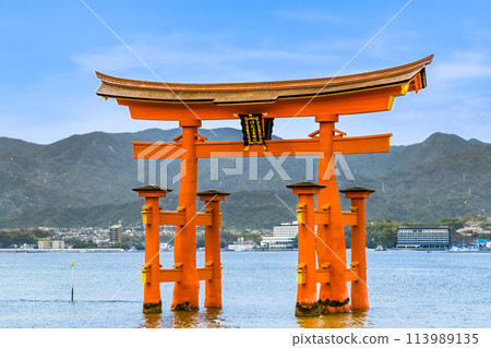 Hiroshima Itsukushima Shrine, large torii gate 113989135