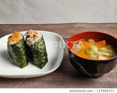 標準日本料理飯糰和豬肉湯 113989313
