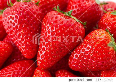 Large grain strawberries 113989808