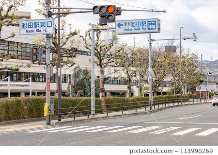 Hankyu Ikeda Station building (east exit) on the Hankyu Takarazuka Main Line in Sakaemachi, Ikeda City, Osaka Prefecture 113990269