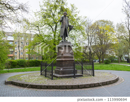 Statue of Kant in Kaliningrad, Russia. Replica by Harald Haacke of the original by Christian Daniel Rauch was lost in 1945. Kaliningrad (Koenigsberg), Russia. Statue of Kant in Kaliningrad, Russia. Replica by Harald Haacke of the original by Christian Daniel Rauch was lost in 1945. Kaliningrad (Koenigsberg), Russia. 113990694