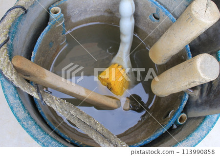 桶和刷子 113990858