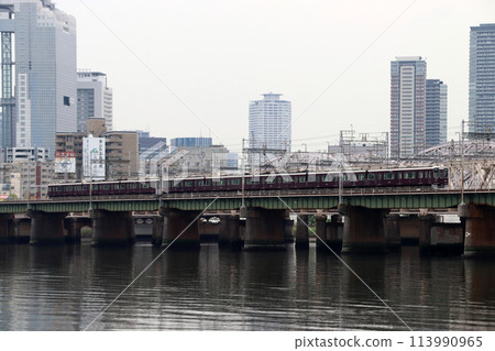 阪急京都本線 1300 系列半特急列車穿越淀川 113990965