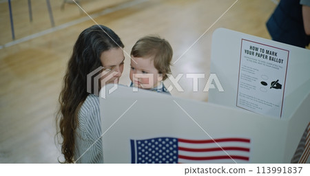 American citizens come to vote in polling station American citizens come to vote in polling station 113991837