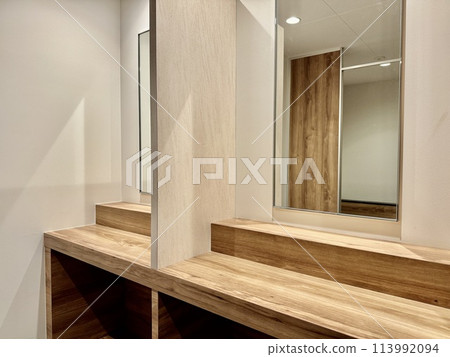 mirror 113992094